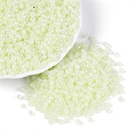 2 mm. elfenbensfarvede, skinnende glasperler, 50 g. = 6,6 m.